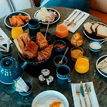 Le Café De Paris Hotel