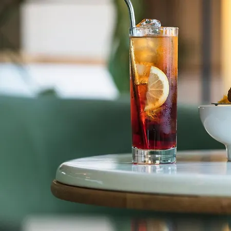 Le Café De Paris Hotel