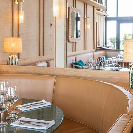 Le Café De Paris Hotel 4*