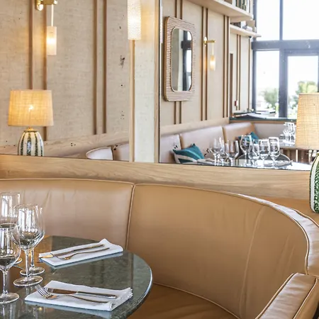 Отель Le Cafe De Paris Биарриц