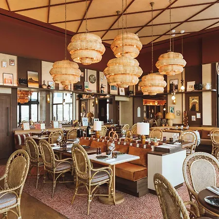 Le Café De Paris Hotel