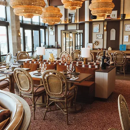 Le Café De Paris Hotel