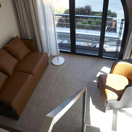 Отель Le Cafe De Paris 4*