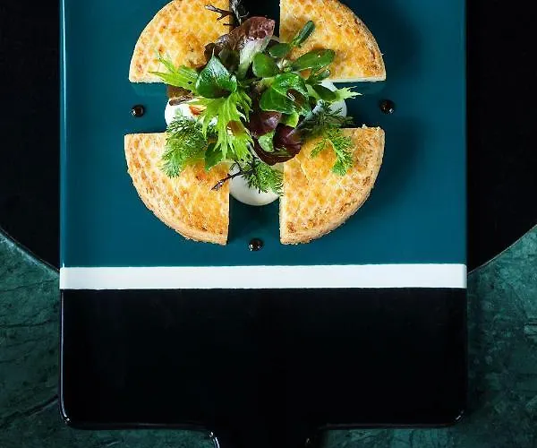 Le Cafe De Paris Hotel