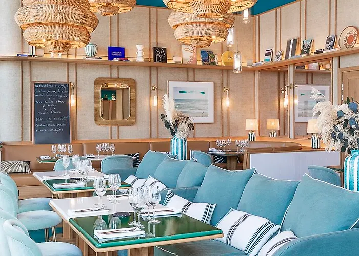 Le Café De Paris Hotel 4*