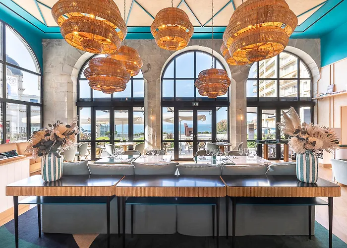 Le Café De Paris Hotel 4*