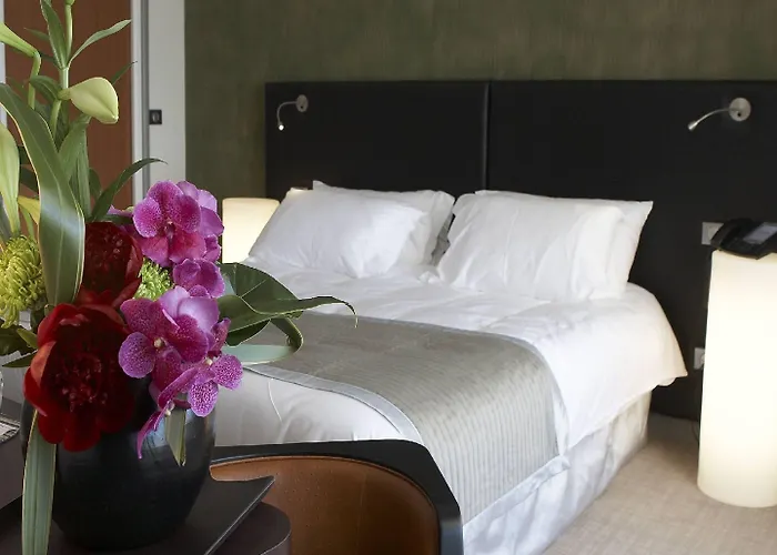 Le Café De Paris Hotel