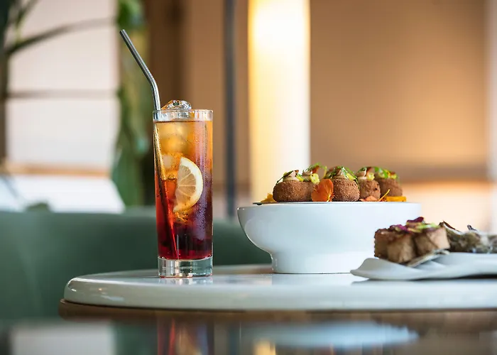 Le Café De Paris Hotel 4*