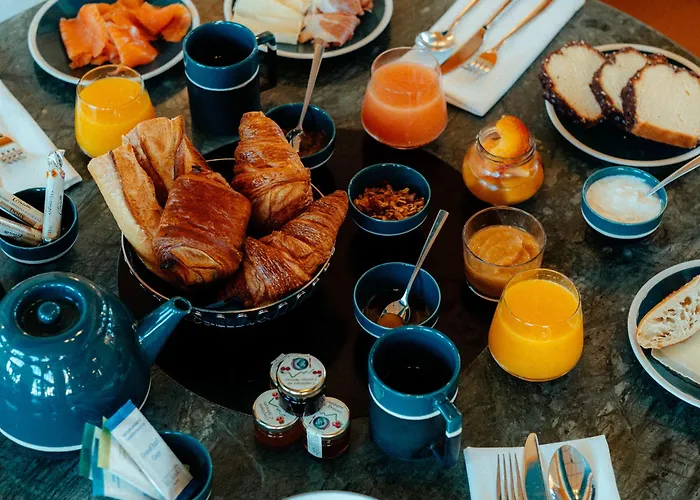 Le Café De Paris Hotel