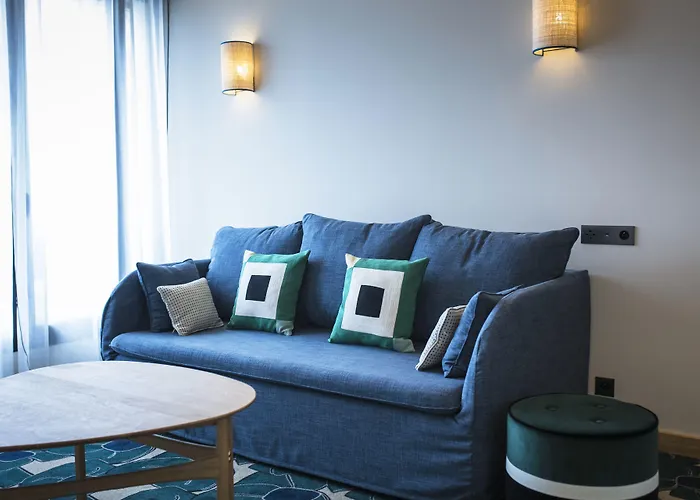 Le Cafe De Paris Hotel